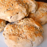 Bułki żytnio-pszenne z siemieniem i sezamem