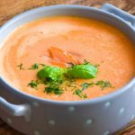 Błyskawiczna zupa krem z ziemniaka z wędzonym łososiem i koperkiem