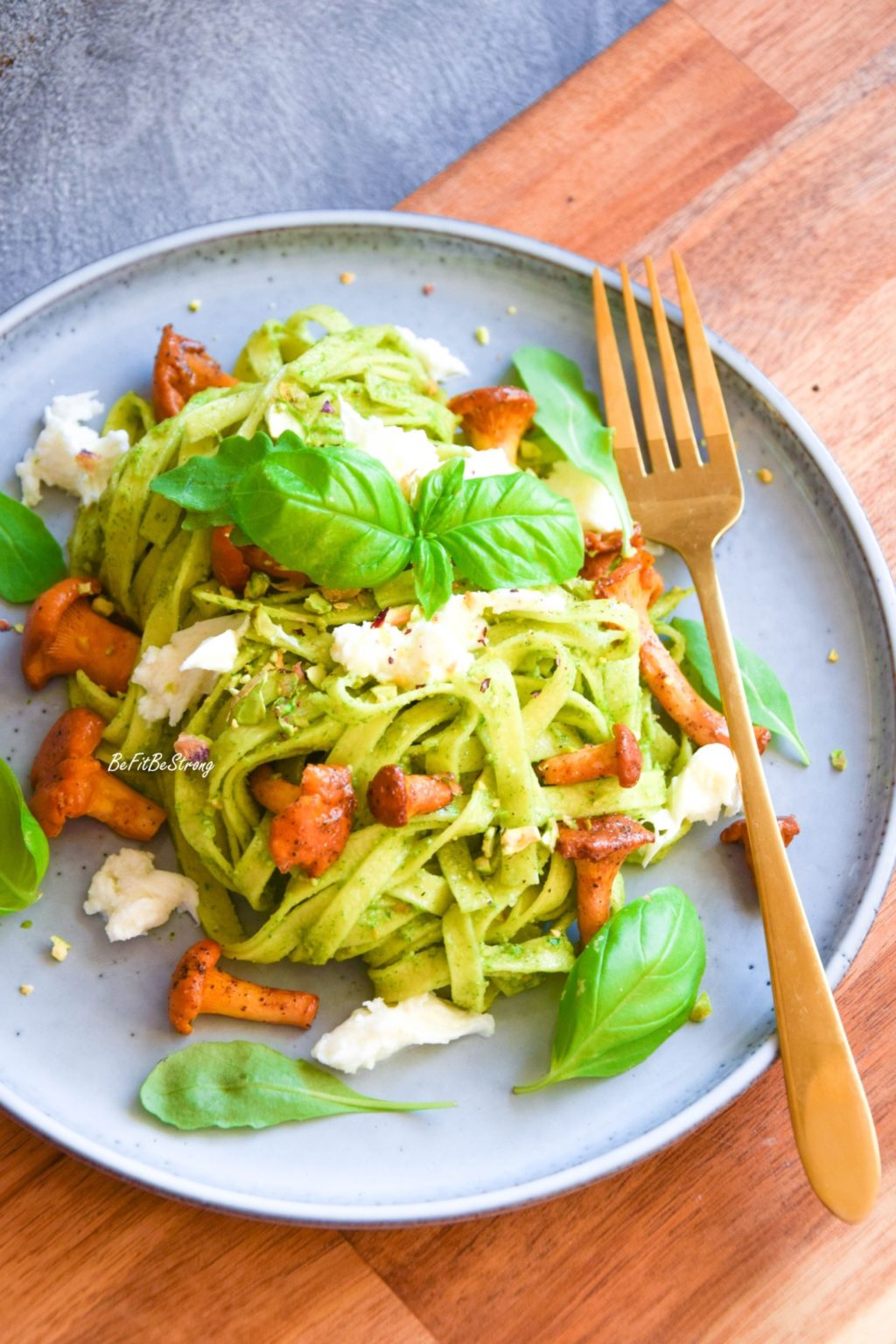 Makaron z pesto z rukoli i pistacji z kurkami Be Fit Be Strong